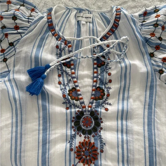 Antik Batik Blue and White Graphic Tie Front Blouse embroidered sz M - Picture 6 of 9